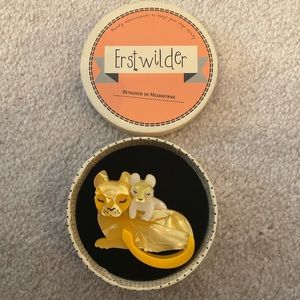 Erstwilder lioness brooch